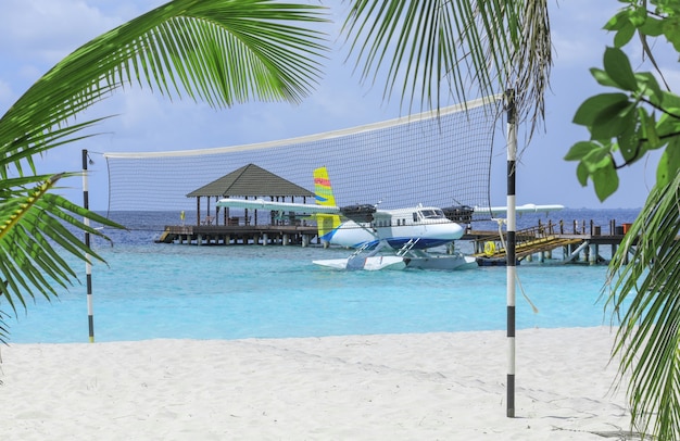 Red de voleibol en la isla tropical del Océano Índico Maldivas