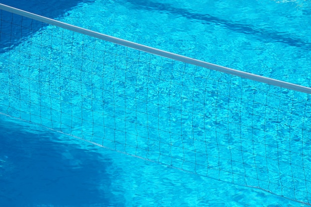 Red de voleibol en la piscina