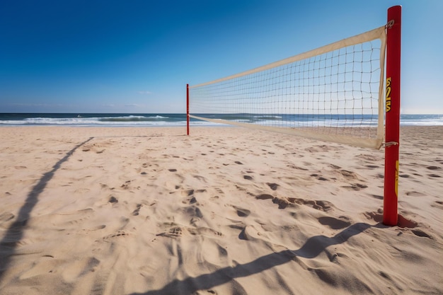 Una red de voleibol en una playa con el océano al fondo.