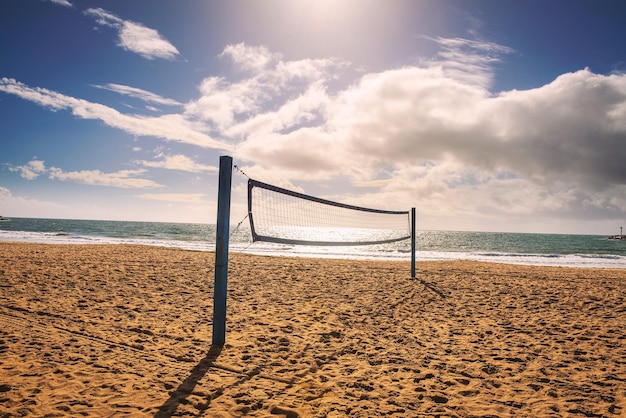 Red de voleibol de playa en la playa estatal de Corona del Mar, cerca de Los Ángeles