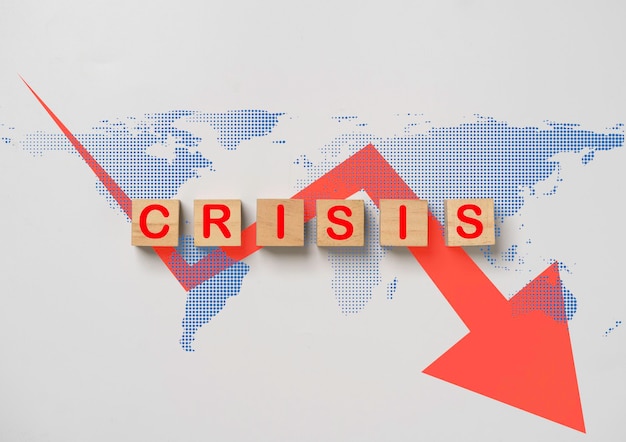 Foto redacción de crisis en el mapa mundial con gráfico decreciente rojo para el concepto de crisis mundial por enfermedad epidémica y recesión económica