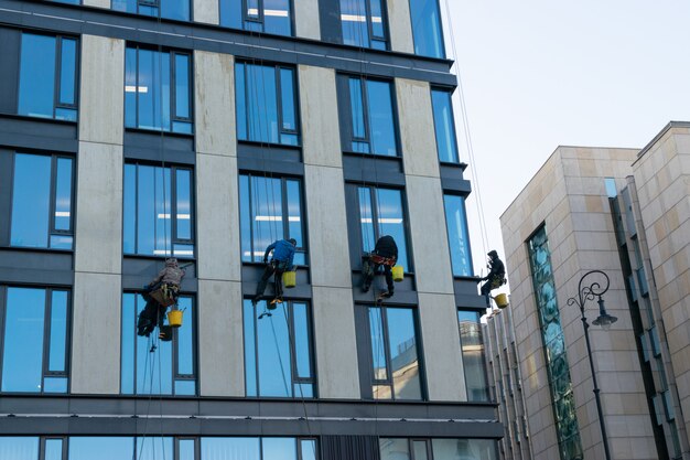 Foto redaktionelles bild von fensterputzern