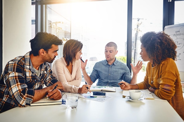 Redaktionsplanung und Teamarbeit in Geschäftsräumen Büro oder Presse Zeitung mit Autoren Brainstorming Nachrichtenagentur und Gruppe von Menschen mit Strategie für Bericht Newsletter und Überprüfung von Ideen