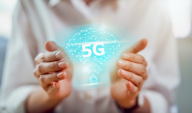 Rede 5g tecnologia do futuro, mãos segurando interface de tela de alta velocidade redes de nova geração. sistemas sem fio e internet das coisas (iot).