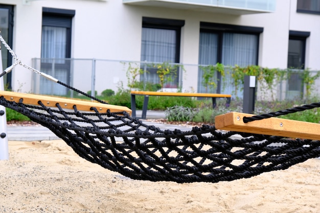 Rede close-up em um playground em um acolhedor pátio do moderno bairro residencial.