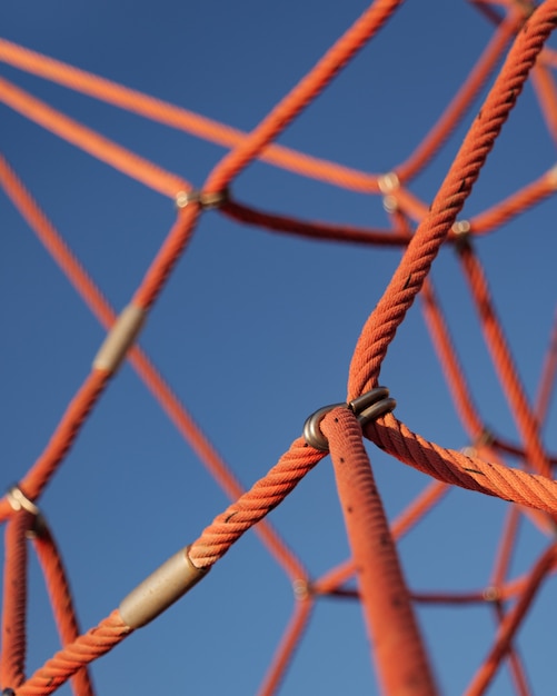 Rede de corda de escalada com fundo de céu azul. close de parte de um complexo de esportes e jogos.