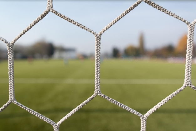 Rede de futebol em um fundo de grama verde