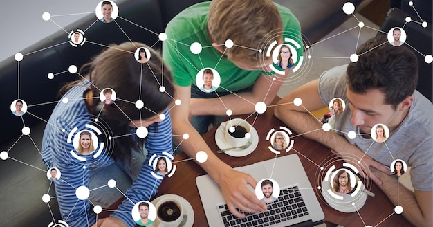 Foto rede de ícones de perfil contra grupo de alunos usando laptop no café