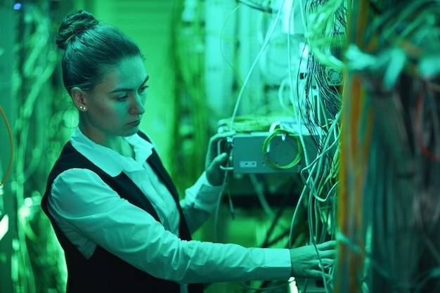 Foto rede de inspeção técnica feminina