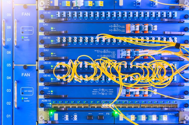 Rede de internet e equipamentos de comunicação de telecomunicações de telefonia fundo de conceito de comunicações de internet