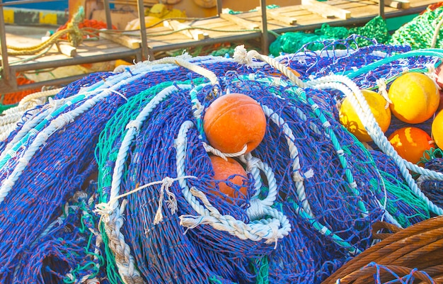 Rede de pesca colorida com flutuadores,