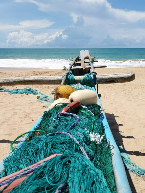 Foto rede de pesca em barco na praia