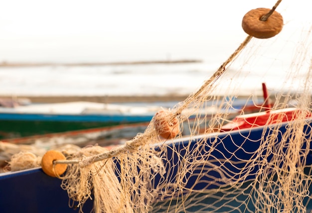 rede de pesca espinhel, cor areia com vermelho laranja e detalhes