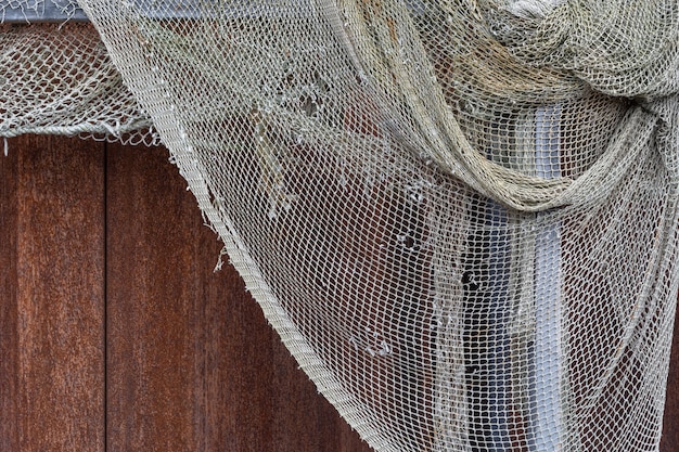 Foto rede de pesca holey velha de secagem. textura de fundo náutico marítimo.