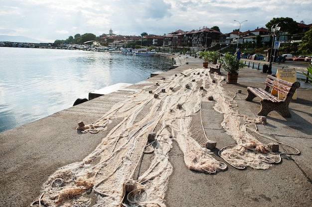 Rede de pesca na costa de Nessebar, Bulgária.