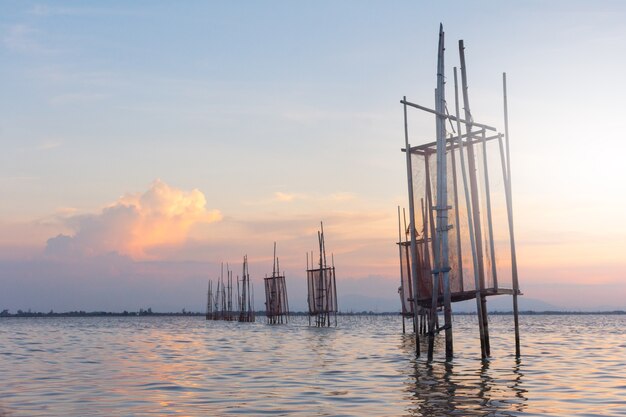 Rede de pesca, pescando a vida, mar tropical da paisagem no por do sol.