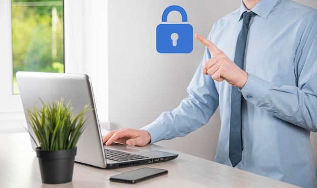 Rede de segurança cibernética Ícone de cadeado e rede de tecnologia de internet Empresário protegendo informações pessoais de dados no tablet e interface virtual Conceito de privacidade de proteção de dados GDPR UE
