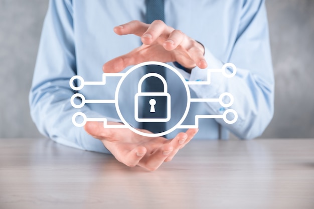 Rede de segurança cibernética. Ícone de cadeado e redes de tecnologia de internet. Empresário protegendo informações pessoais de dados no tablet e na interface virtual. Conceito de privacidade de proteção de dados. GDPR. EU.