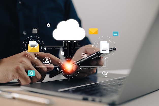 Rede de tecnologia de computação em nuvem usando laptops e smartphones Dispositivos online carregam informações e dados em um banco de dados com um ícone de negócios