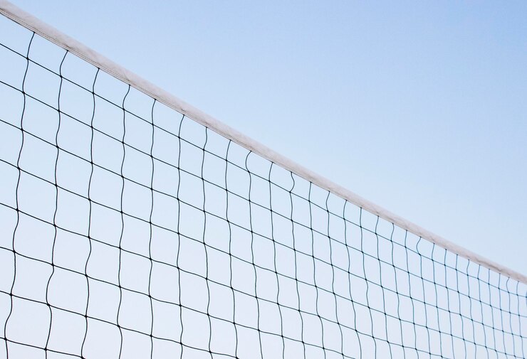 Foto rede de vôlei de praia conceito de esporte de férias de verão isolado fundo do céu
