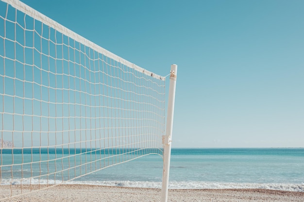 Rede de vôlei em uma praia sonhadora sem pessoas e espaço para texto