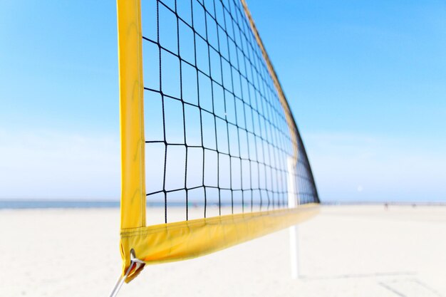 Rede de vôlei na praia contra o céu azul
