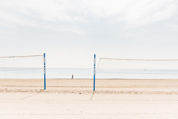 Rede de vôlei na praia contra o céu