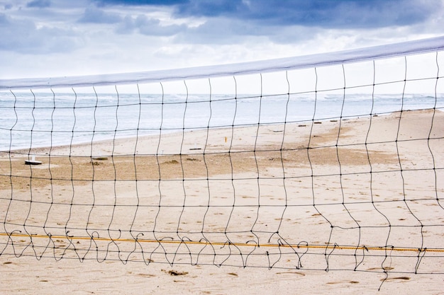 Rede de vôlei na praia contra o céu