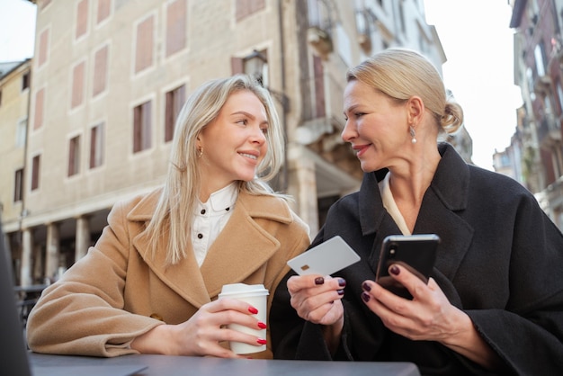 Rede móvel. Duas mulheres discutindo como se conectar à internet através da rede móvel