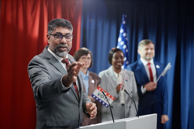 Foto rede während der wahlkampagne