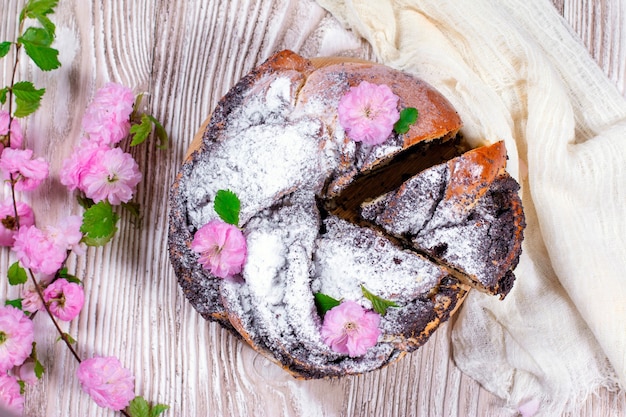 Redemoinho de brioche com sementes de papoula. pão de páscoa. semente de papoila trançada ou pão de rolo, babka. pão doce polonês tradicional do natal. vista do topo