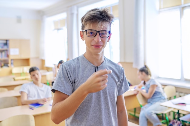 Reden gestikulierender Schüler Teenager beim Unterricht im Klassenzimmer