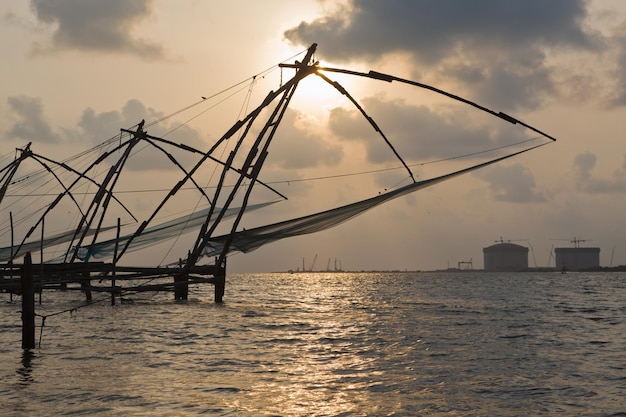 Redes de pesca chinesas no pôr do sol Kochi Kerala Índia