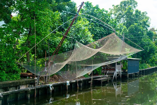 redes de pesca colgadas en un pequeño canal