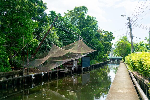redes de pesca colgadas en un pequeño canal