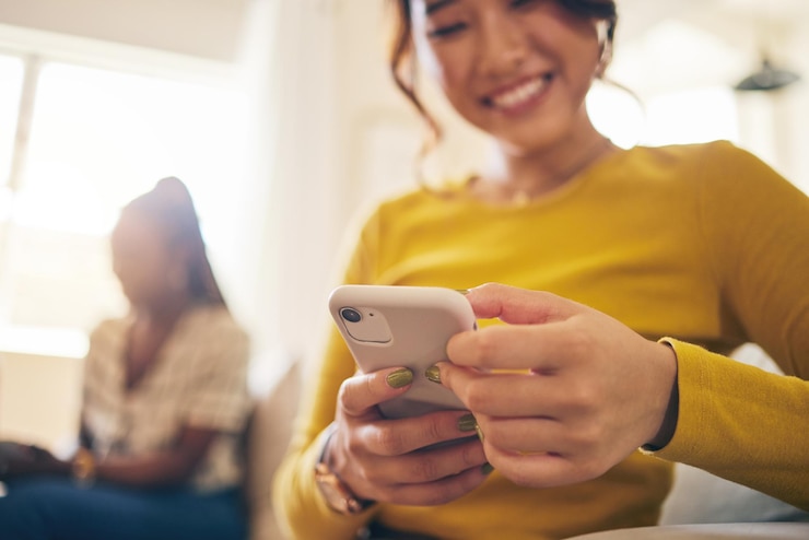 Foto redes telefónicas y cierre de una mujer navegando en aplicaciones móviles de redes sociales o internet comunicación tecnológica y cierre de una mujer escribiendo un mensaje de texto en un teléfono celular en casa