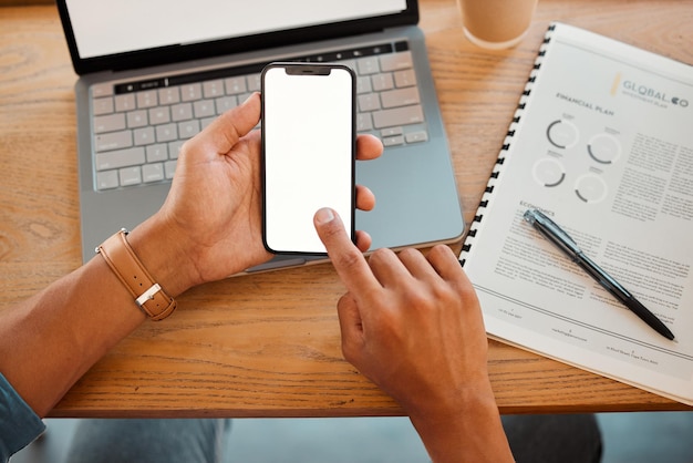 Redes telefónicas y comunicación con las manos de una mujer de negocios escribiendo o enviando mensajes de texto mientras está sentada en su escritorio en la oficina Publicidad de marketing y tecnología de pantalla táctil en el trabajo desde arriba