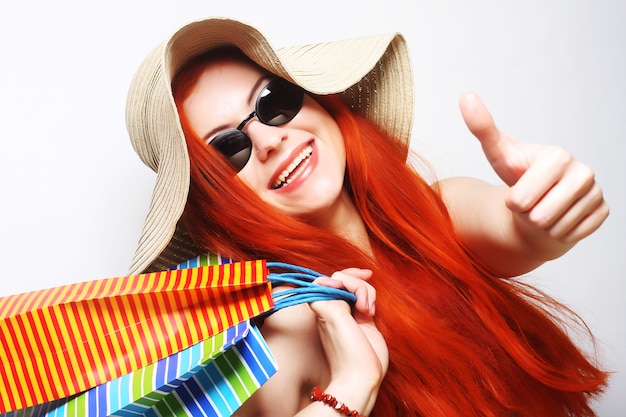 Redhair atractiva mujer de compras