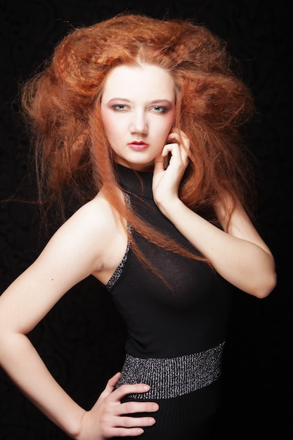 Redhair Frau mit kreativer Frisur