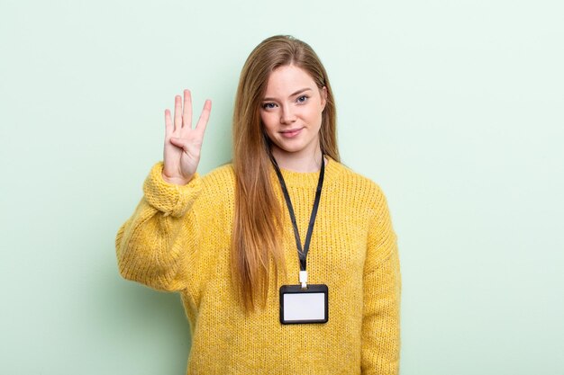 Redhair lächelt und sieht freundlich aus und zeigt das Konzept der Akkreditierungskarte Nummer vier