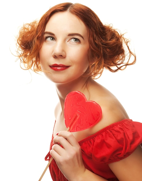 Redhair mujer con gran corazón caramelo