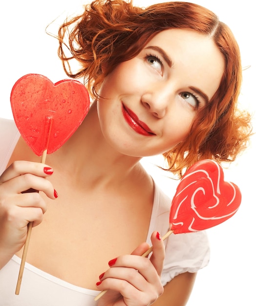 Redhair mujer con gran corazón caramelo