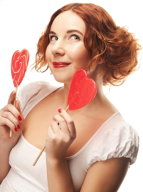 Redhair mujer con gran corazón caramelo