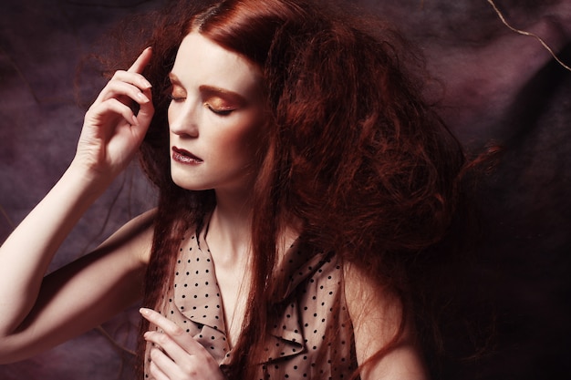 Redhair mujer con maquillaje creativo brillante