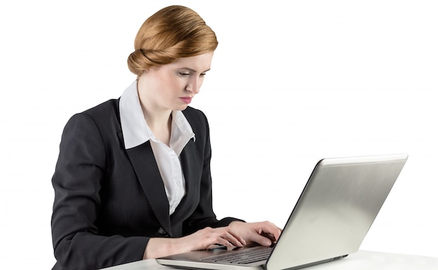 Redhead businesswoman usando seu laptop