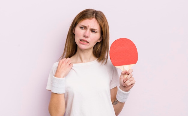 Redhead hübsches Mädchen fühlt sich gestresst, ängstlich, müde und frustriert Ping-Pong-Konzept