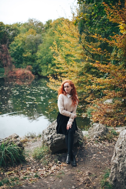 Redhead Mädchen im Herbst Park