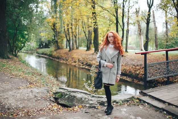 Redhead Mädchen im Herbst Park