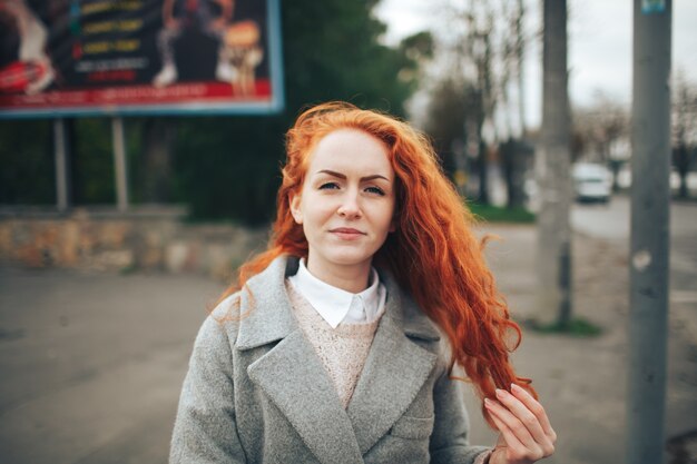 Redhead Mädchen im Herbst Park