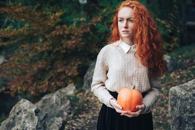 Redhead, menina, segurando, abóbora, Outono, parque